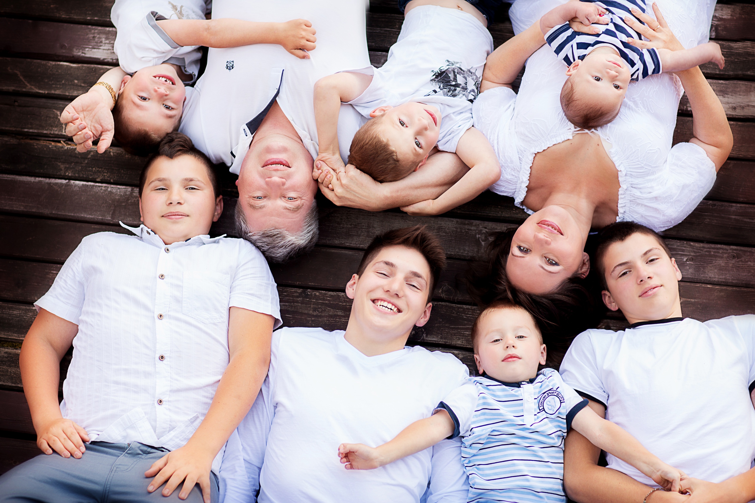Наибольшее количество детей в семье. Многодетная семья. Большая семья. Фотосессия большой семьи. Счастливая многодетная семья.