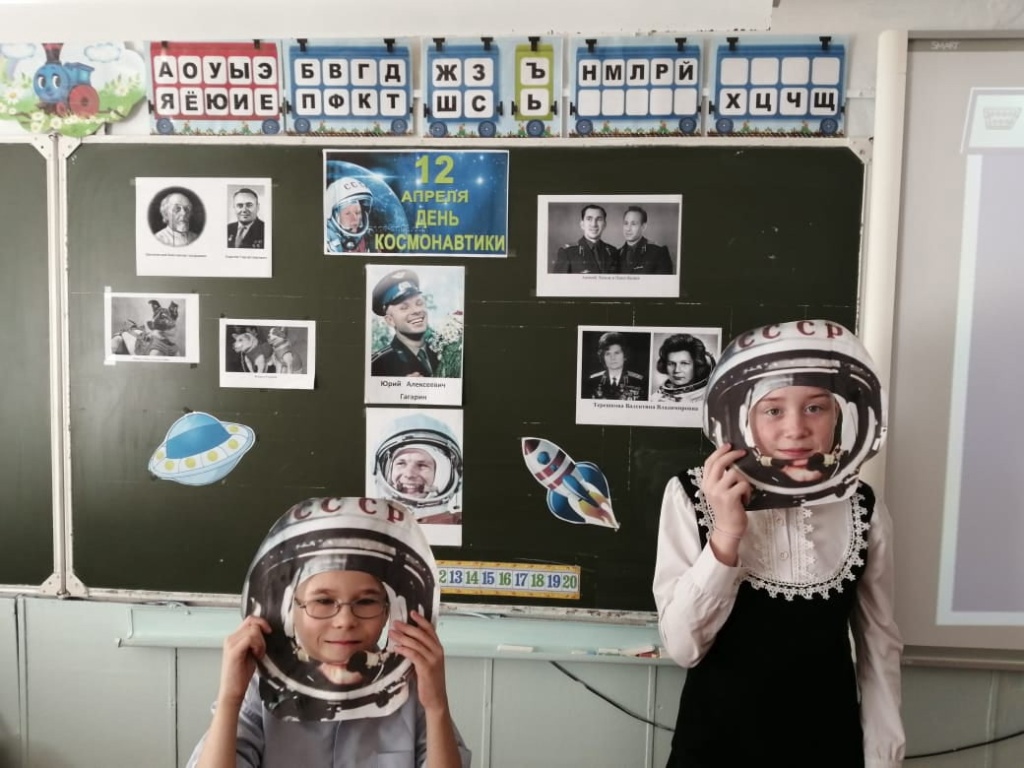 День космонавтики прошел в школе. День космонавтики. 12 Апреля день космонавтики. Выставка посвященная Дню космонавтики. Оформление ко Дню космонавтики в школе.